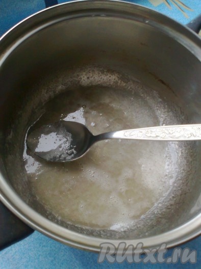 Затем добавить в сироп подготовленный желатин, тщательно перемешать. Доводить до кипения.