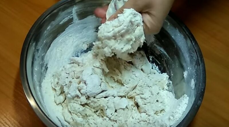 начните замешивать тесто для ньокки с молоком ложкой