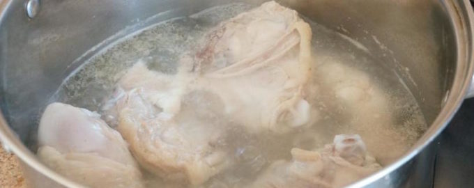 Печень куриная сколько варить после закипания. Курица варится в кастрюле. Белые сгустки при варке курицы. Червяки при варке курицы белые. Сколько варится мясо курицы для супа.