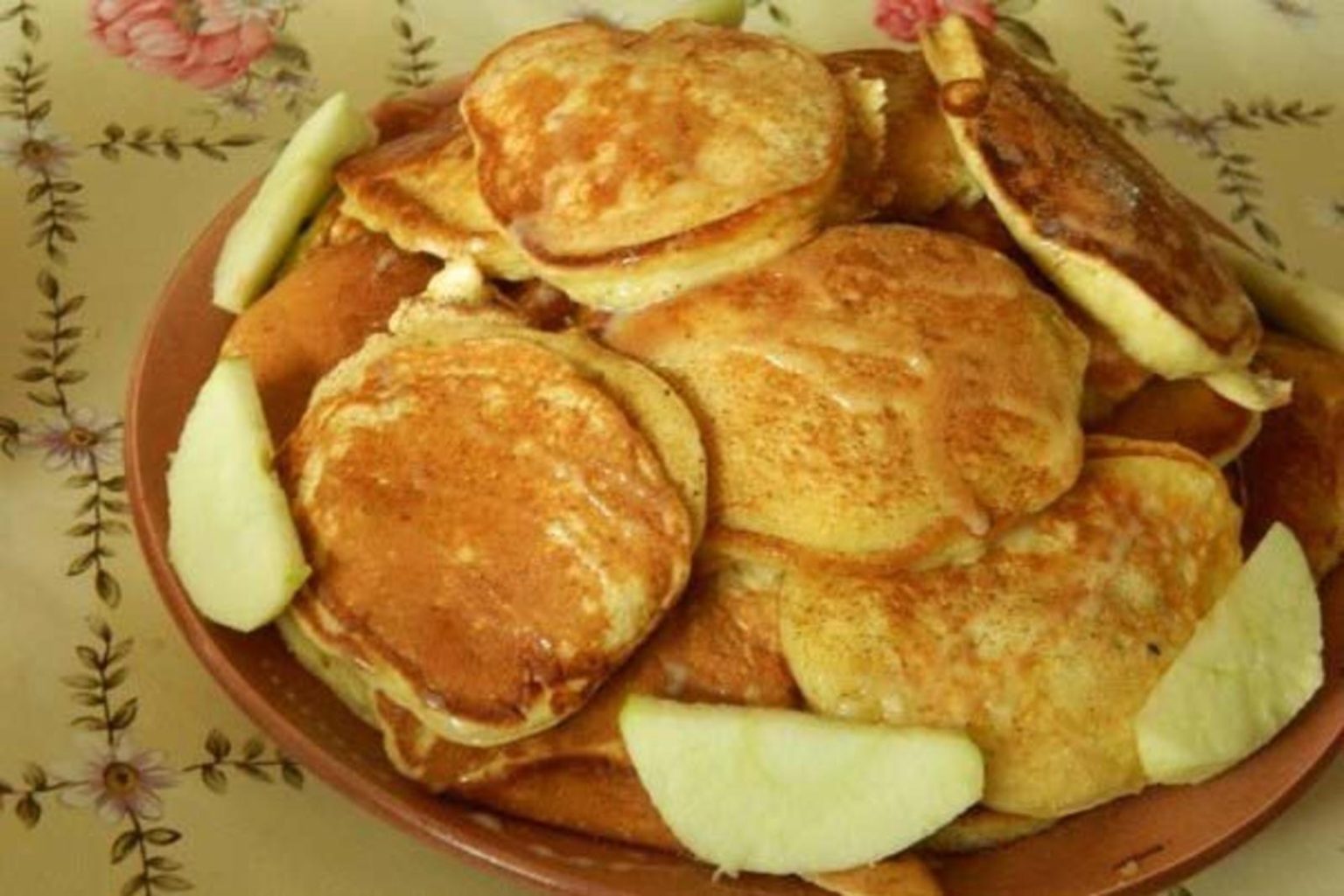 Оладьи с яблоками на кефире пышные рецепт с фото