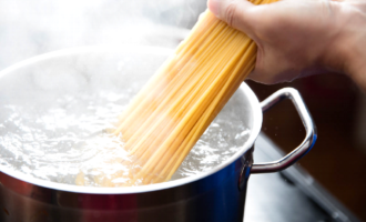 Как варить спагетти в кастрюле