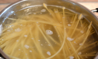 Как варить спагетти в кастрюле