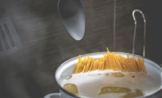 Как варить спагетти в кастрюле