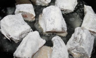 На хорошо разогретое подсолнечное масло выложить обваленные в муке кусочки