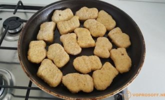 выкладывайте порционные кусочки на сковородку