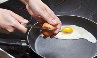 Разбиваем яйца