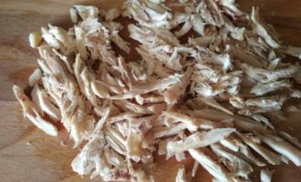 Мясо курицы промывается и отделяется от костей
