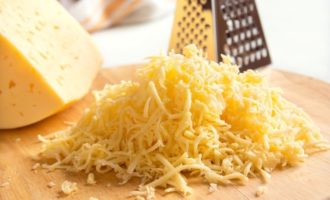 Твердый или плавленый сыр натирается на крупной терке.