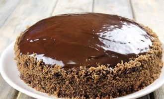 Бока торта посыпаются бисквитной крошкой