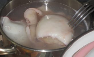 Чистые тушки промываются в холодной воде