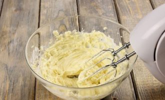 К взбитому маслу добавляется сгущенное молоко