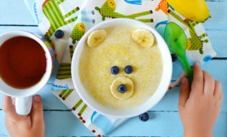 Каша снимается с огня, и украшается фруктами