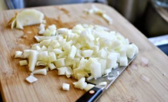 Лук репчатый нарезается небольшими квадратиками