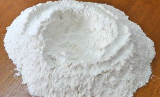 Муку нужно несколько раз просеять через сито