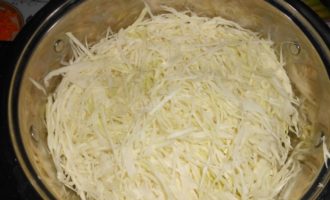 Нашинкованную капусту нужно выложить в кастрюлю