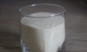 Отмеряется нужное количество манной крупы