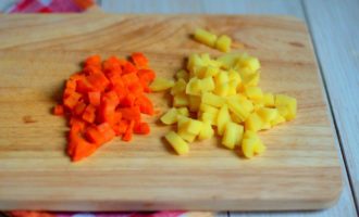 Отварные овощи чистятся и нарезаются квадратиками