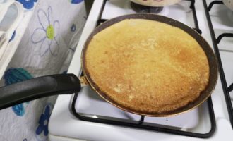 После 1-2 минут, блин переворачивается на другую сторону