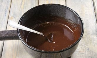 Шоколад ломается, и добавляется в сливочную массу