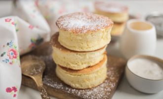 Сверху на оладья можно добавить сахарную пудру и мед