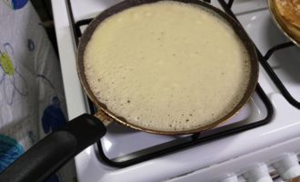 Тесто набирается в половник и выливается на середину сковороды