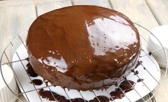 Торт достается из холодильника и поливается шоколадной глазурью