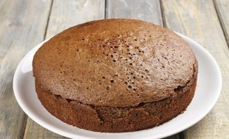 Торт накрывается верхушкой и убирается на несколько часов в прохладное место