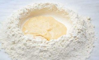 В горке с мукой делают посередине отверстие