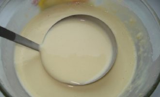 В миску с тестом выливается оставшаяся часть молока