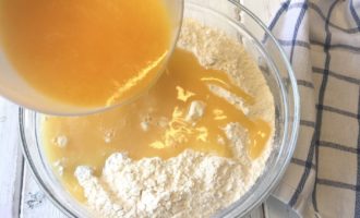 В муку аккуратно выливается яичная смесь