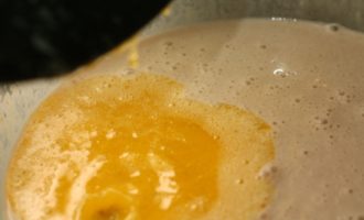 В настоявшееся тесто добавляется растопленное сливочное масло