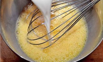 В яичную смесь добавляется сначала половина молока