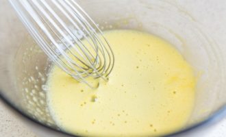 Яйцо разбивается и размешивается венчиком