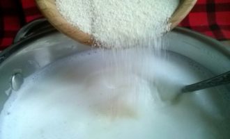 тоненькой струйкой высыпается манная крупа