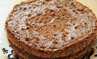 выкладывается половина карамельного крема