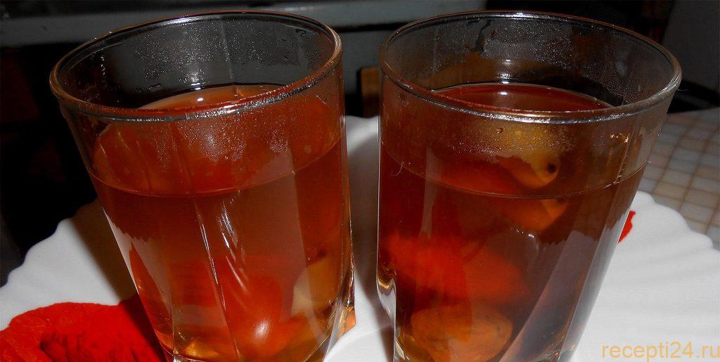 Компот из сухофруктов и желтого чернослива в кастрюле Компот из сухофруктов и желтого чернослива в кастрюле