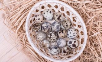 Берем яйца, и промываем под холодной водой