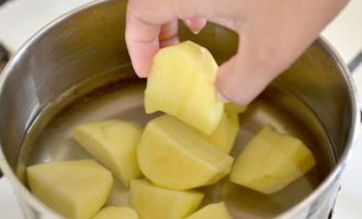 Картошку для пюре порезать