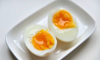 Сколько варить яйца в мешочек