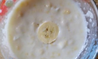 Манная каша на молоке с бананом