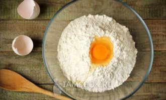 Добавить 1 яйцо, 3 столовые ложки масла и 1 чайную ложку соли.