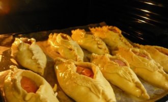 Отпаривать расстегаи в заранее разогретую духовку