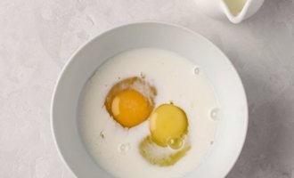 Гренки с молоком и яйцом на сковороде