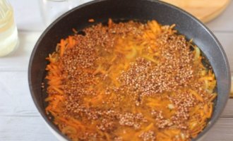 Гречка с морковью и луком на сковороде
