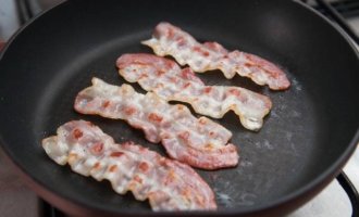 Postavte skovorodu na srednij ogon ΠΠΈΡΠ°ΡΠΎΡΠ³ Π±Π΅ΠΊΠΎΠ½ Π»ΡΠ±ΠΈΡΠ΅Π»ΡΡΠΊΠΈΠΉ ΠΊΠ°ΠΊ Π³ΠΎΡΠΎΠ²ΠΈΡΡ