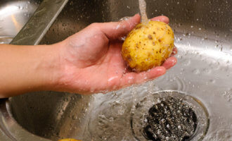 Как жарить картошку на сковороде с луком