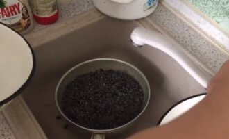 Как жарить семечки на сковороде