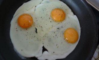 Добавляем соль и специи в яйца