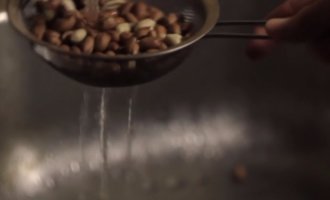 Промываем арахис