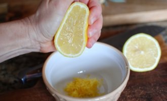 Выдавливаем сок лимона